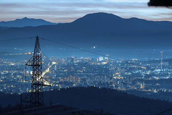 Nola bermatzen dute HV, MV eta LV elektrizitate-kableek banaketa elektriko fidagarria?